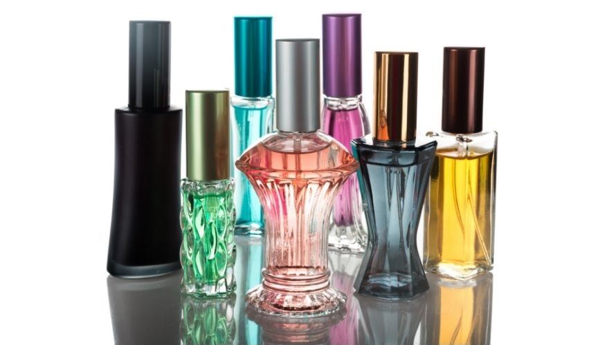 Prada Candy, Lacoste, Calvin Klein – Dlaczego perfumy kosztują tak dużo?