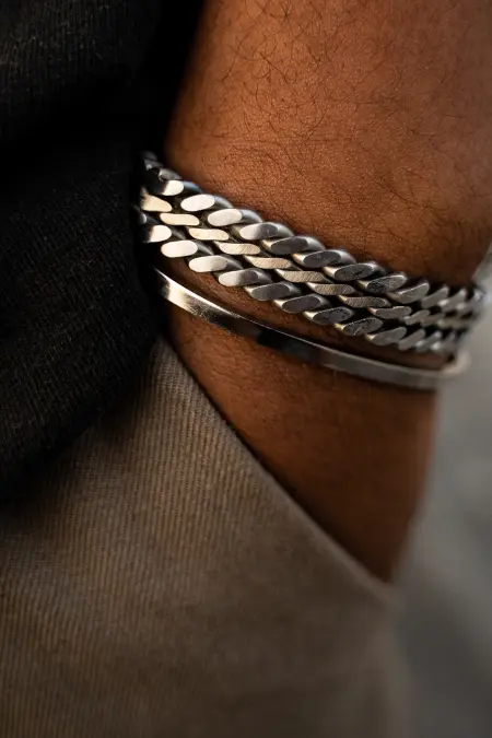 Poradnik zakupowy: jak wybrać stylową bransoletkę męską?