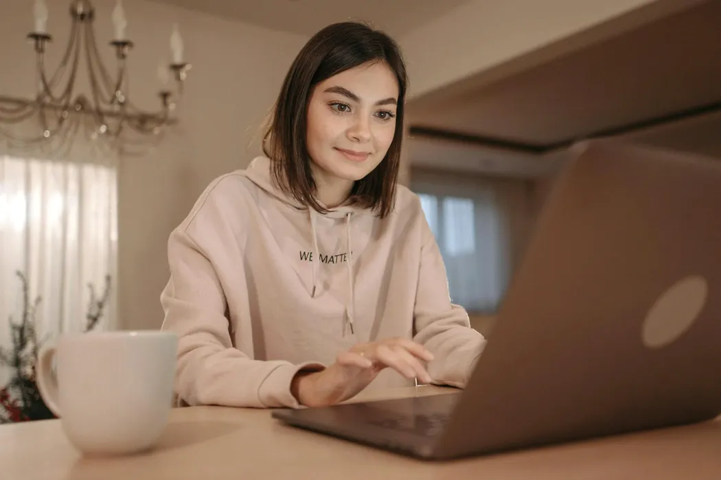 Dlaczego warto mieć w swojej szafie bluzy z dzianiny?