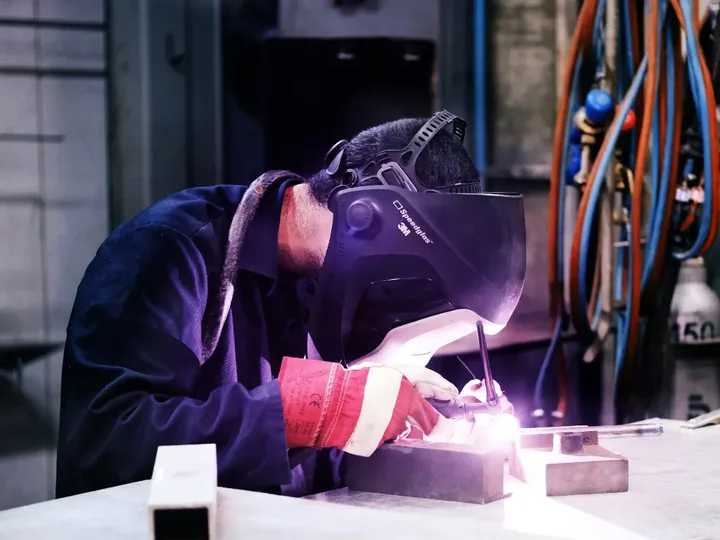 Dlaczego firmy wybierają wynajem spawaczy TIG zamiast rekrutacji?