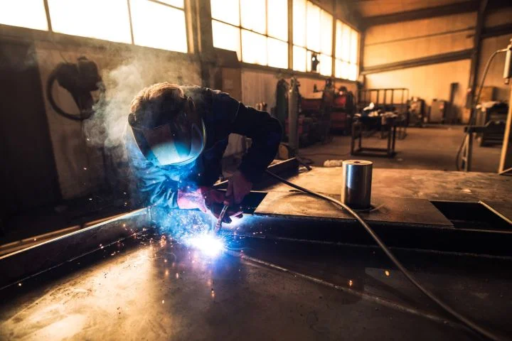 Dlaczego nowoczesne spawarki laserowe zastępują konwencjonalne urządzenia w profesjonalnych warsztatach?