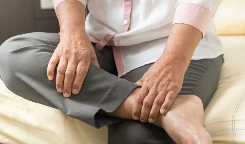 Jak zapobiegać i leczyć skurcze nocne nóg u seniorów?