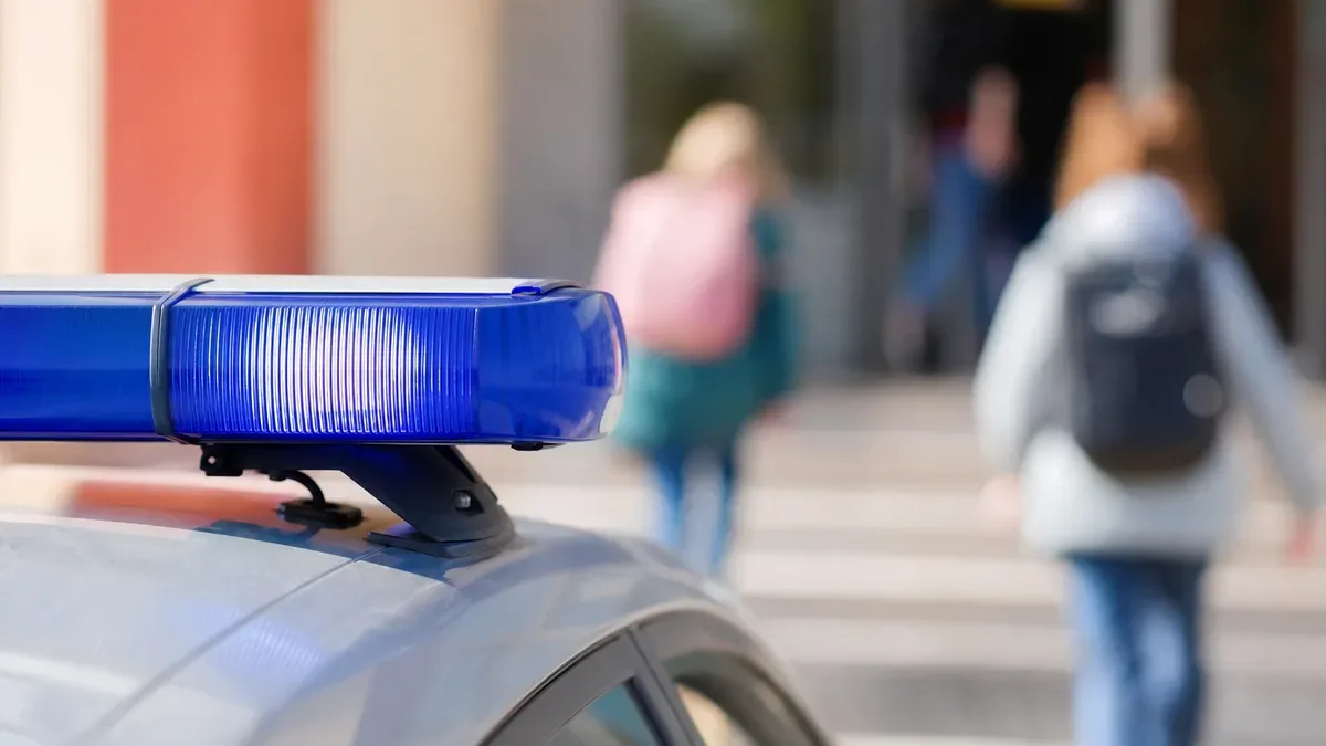 Policja wzmacnia patrole przy szkołach. Możliwe kontrole plecaków na Mazowszu