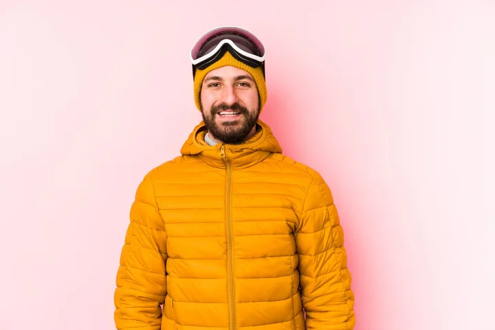 Zdjęcie obrazuje mężczyznę - modela w zimowej kurtce w żółym kolorze
