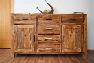 Jak dobrać komodę z litego drewna do salonu?