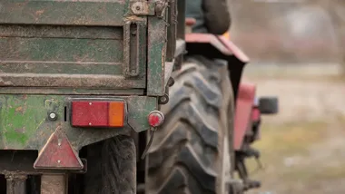 Nie każdy ciągnik może wjechać na tę drogę. Policja przypomina zasady