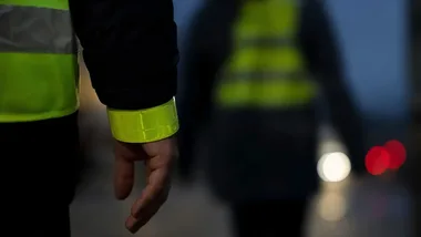 Kontrole na drogach i odblaski dla pieszych. Mazowiecka policja działa
