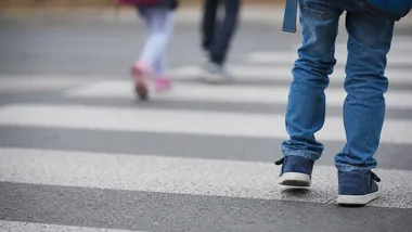 Dzielnicowy z Brudzenia Dużego o bezpieczeństwie uczniów na drodze