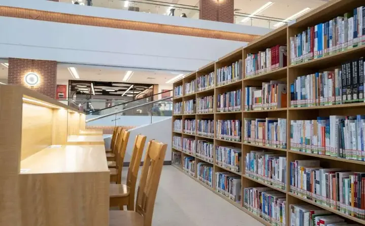 Jak widzą reporterzy - "Sztuka widzenia" o literaturze, muzyce i reportażu w bibliotece.