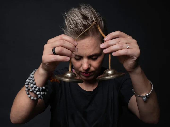 Grafika promocyjna wydarzenia Gongi — koncert relaksacyjny w Płocku