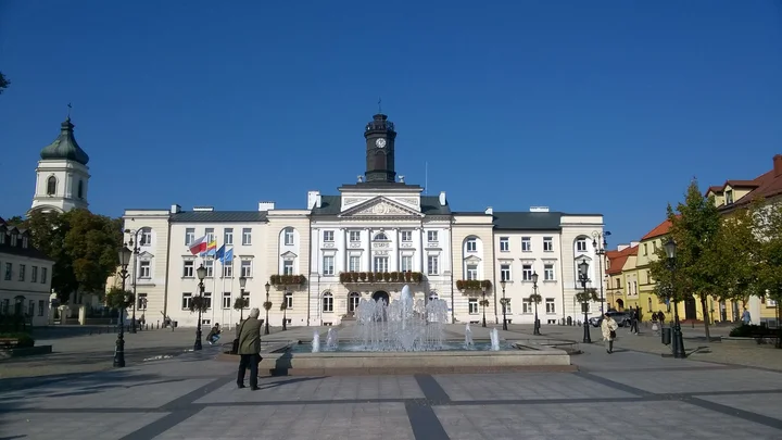 Grafika promocyjna wydarzenia PŁOCK – Miasto Królów i Sztuki Dwudziestolecia: jednodniowa wycieczka z Bydgoszczy