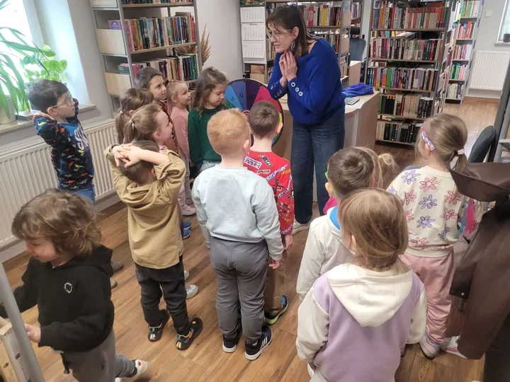 Przedszkolaki w bibliotece sprawdziły, jak trudna bywa rola aktora