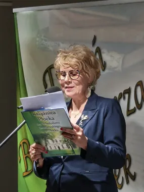 Książnica Płocka świętowała bibliotekarzy z muzyką, kwiatami i wyróżnieniami