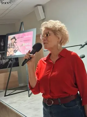 Książnica Płocka zaskoczyła - Dzień Kobiet pełen poezji, gitar i wspólnego śpiewu