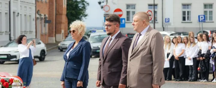 Dwa miejsca pamięci, jedna rocznica. Kwiaty w Płocku
