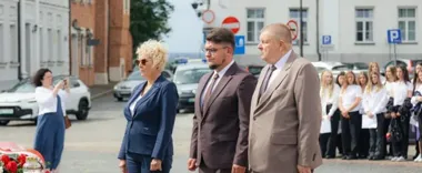 Dwa miejsca pamięci, jedna rocznica. Kwiaty w Płocku