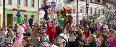 Korowód i Marzanny – tradycyjne powitanie wiosny na Starym Rynku