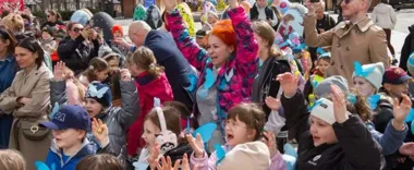 Niebieski konkurs przed ratuszem pokazał, jak dzieci widzą autyzm