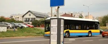 167 nowych gablot na przystankach w Płocku. To część większej przebudowy