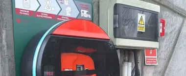 Płock ma już ponad 50 defibrylatorów. Nowy AED stanął przy cmentarzu