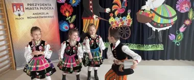 Płockie przedszkolaki ożywiły ludowe tradycje na scenie przy Łączniczek