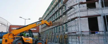 Siedemdziesiątka zmienia oblicze – nowy front, winda i lepsza dostępność