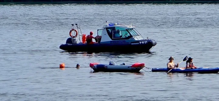 942 kilometry wpław. Policjanci z Płocka eskortowali pływaka
