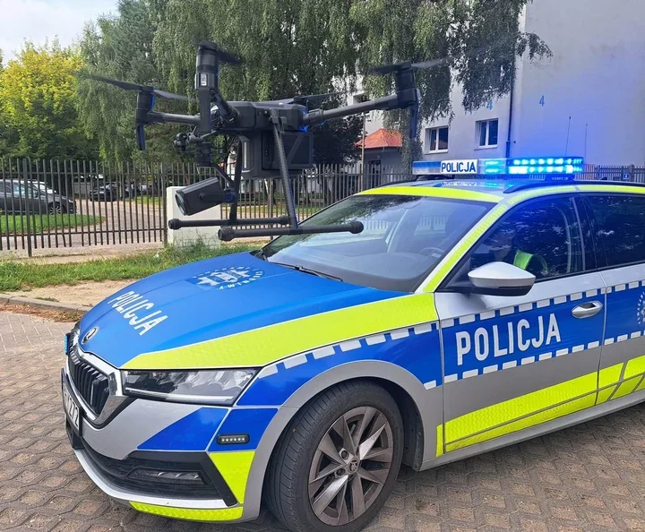 Policyjny dron nad Płockiem. Policjanci kontrolują okolice szkół