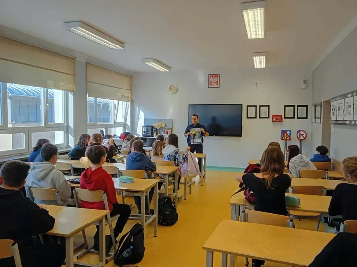 Hulajnoga to nie zabawka. Policjant w Płocku ostrzegał uczniów
