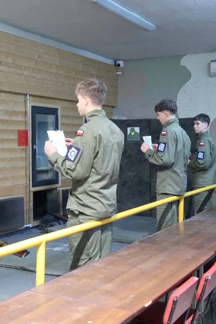 Pierwsze strzały pod okiem policjanta. Zajęcia dla uczniów z Drobina