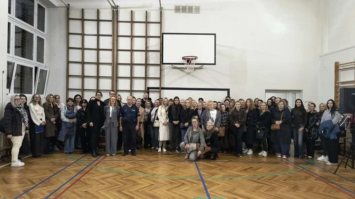 Hejt, sharenting i wtargnięcie napastnika. Policja spotkała się z rodzicami w Płocku