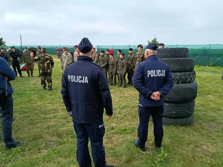 Mundurowi zagrali o puchar w Drobinie, a nowe boisko od razu otwarto