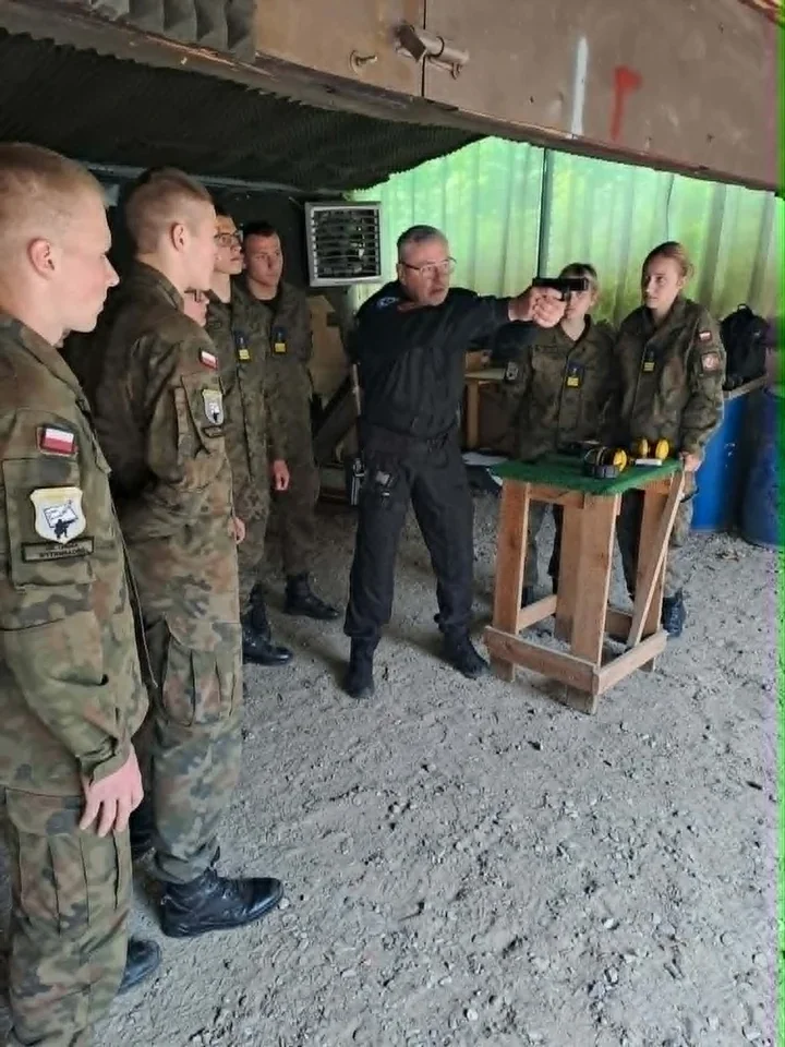 Strzeleckie ćwiczenia w Płocku - policjant dał młodzieży ważne wskazówki