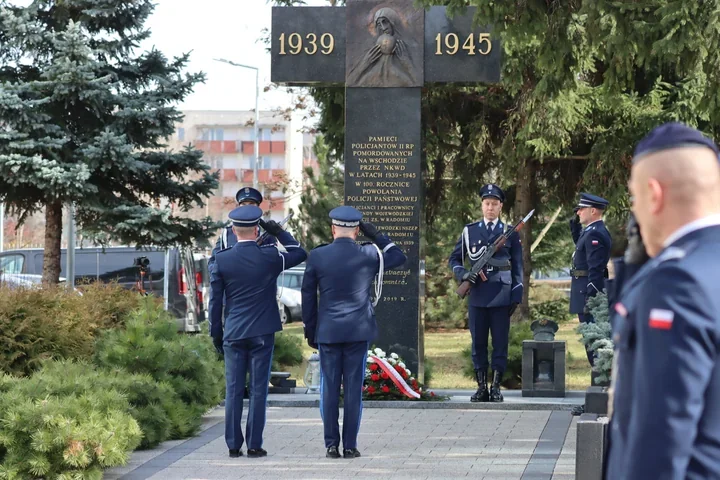 Mazowiecka Policja podświetliła komendy na niebiesko - hołd dla poległych funkcjonariuszy