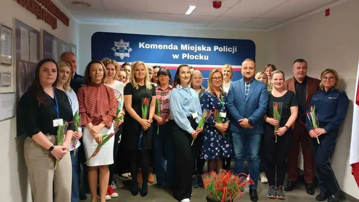 Kwiaty w komendzie - policjantki z Płocka docenione w Dniu Kobiet