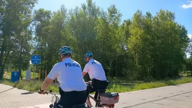 Policjanci na rowerach w Płocku patrolują miejsca trudne dla radiowozów