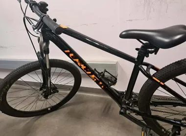 Monitoring doprowadził policjantów do 29-latka. Odzyskali rower z klatki