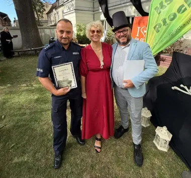 Policjanci czytali „Dziady” w ogrodzie Książnicy Płockiej
