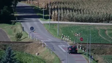 Policyjny dron nagrał kierowców na przejeździe kolejowym w powiecie płockim