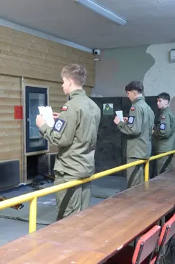 Pierwsze strzały pod okiem policjanta. Zajęcia dla uczniów z Drobina