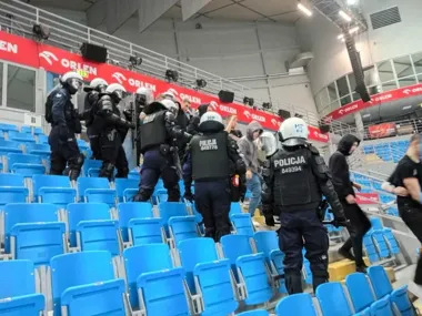 Pirotechnika i panika w Orlen Arenie - policja weszła do akcji podczas ćwiczeń