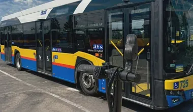 Hulajnoga wjechała pod autobus w Płocku - finał był zaskakująco łagodny