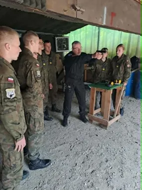 Strzeleckie ćwiczenia w Płocku - policjant dał młodzieży ważne wskazówki