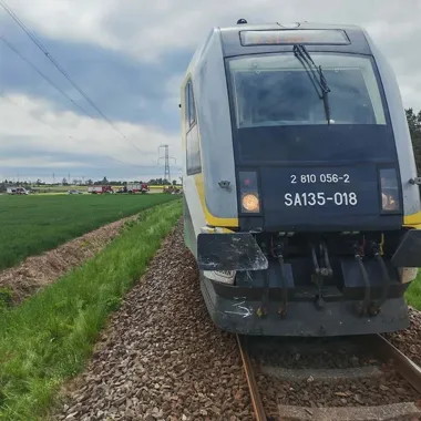 Kierowca Iveco zignorował STOP w Bronowie Zalesiu i zderzył się z szynobusem