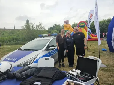 Policjanci z Płocka na boisku zamiast radiowozu. Dzieci oglądały policyjny sprzęt podczas Mini Mistrzostw Świata
