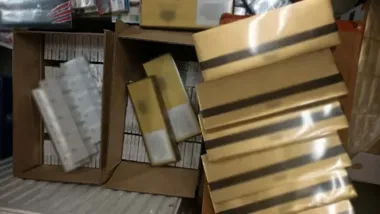 Garaż pełen papierosów bez akcyzy. Policja liczy straty na 250 tys. zł