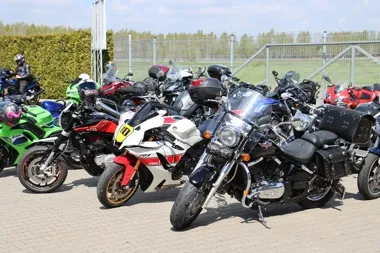 Motocykliści ruszyli na tor - policja pokazała, czego nie wolno lekceważyć