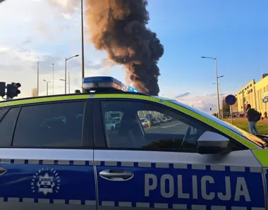 Płoccy policjanci ewakuowali ludzi i sprzęt z płonącej hali przy Rembielińskiego