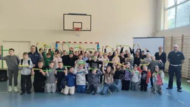 Odblaski w centrum akcji - płocka policja uczy dzieci widoczności na drodze