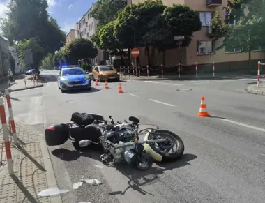 Sekundy po skręcie na Sienkiewicza - motocyklista trafił do szpitala w Płocku